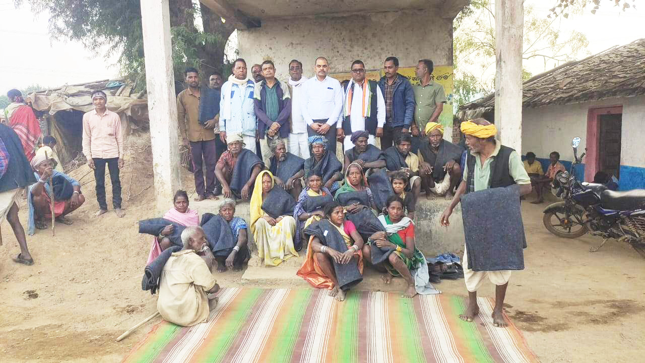 वनांचल क्षेत्र में कंबल वितरण, बैगा परिवारों को मिली ठंड से राहत