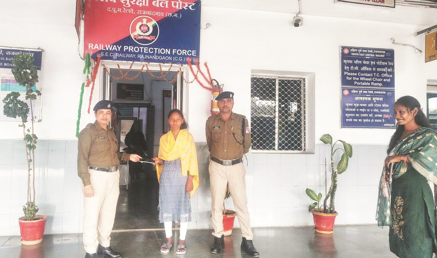 रेल्वे पुलिस ने गुम मोबाइल मालिकों को लौटाया