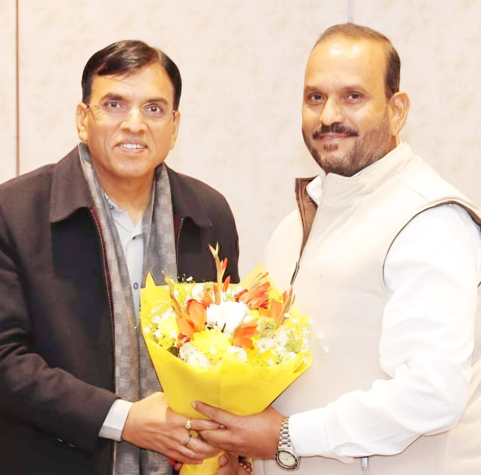 केंद्रीय खेल मंत्री से भाजपा नेता योगेश तिवारी ने की मुलाकात