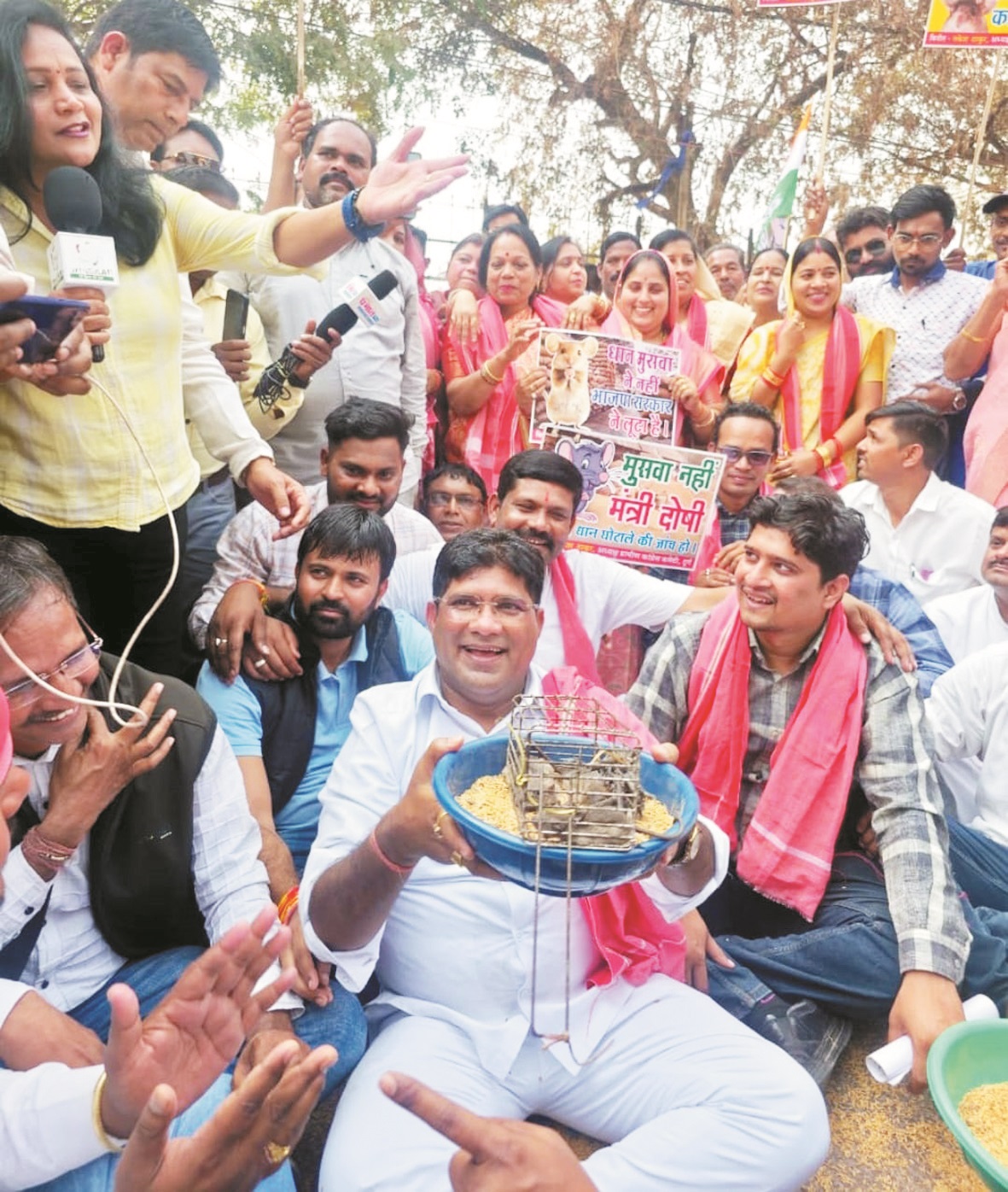 कांग्रेस ने चूहे की बारात निकालकर अनोखे अंदाज में किया प्रदर्शन