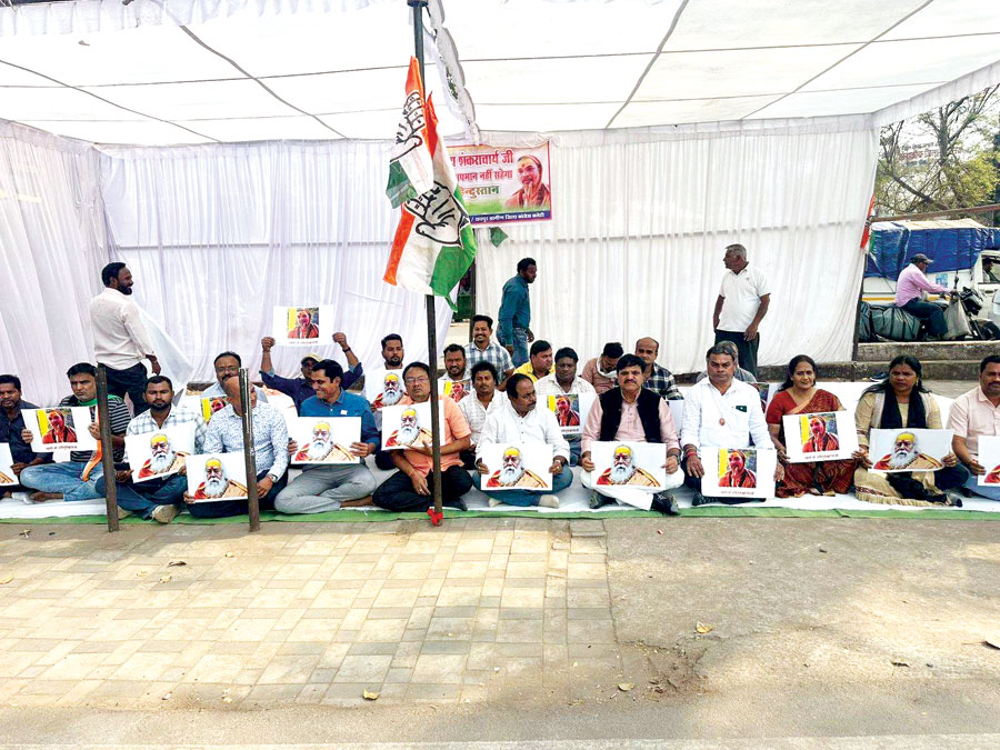 शंकराचार्य का यूपी में अपमान, कांग्रेस का धरना