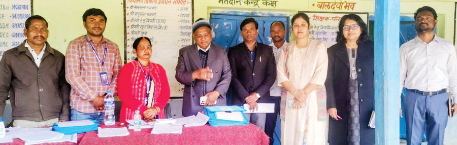 कमिश्नर ने मतदान केंद्रों का किया निरीक्षण