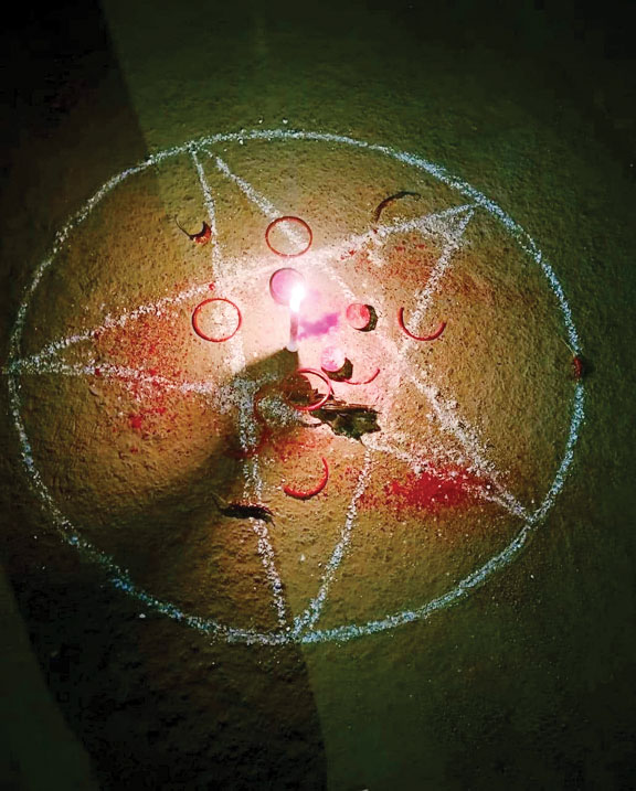 चौराहे पर तांत्रिक क्रिया से जुड़े सामान मिलने से लोगों में आशंका