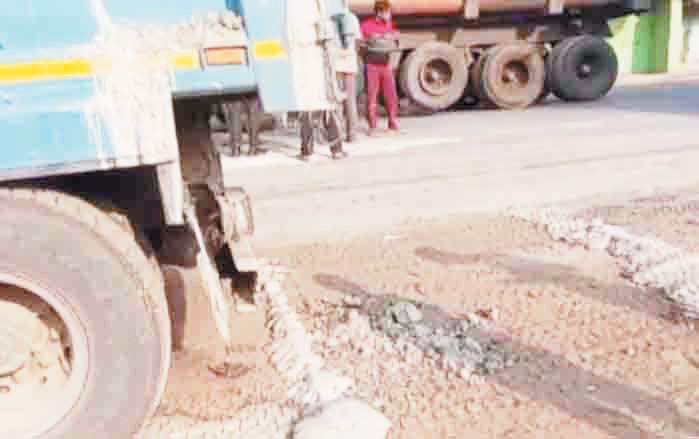  फ्लाईएश वाहनों को ग्रामीणों ने रोका नियमों के उल्लंघन का लगाया आरोप