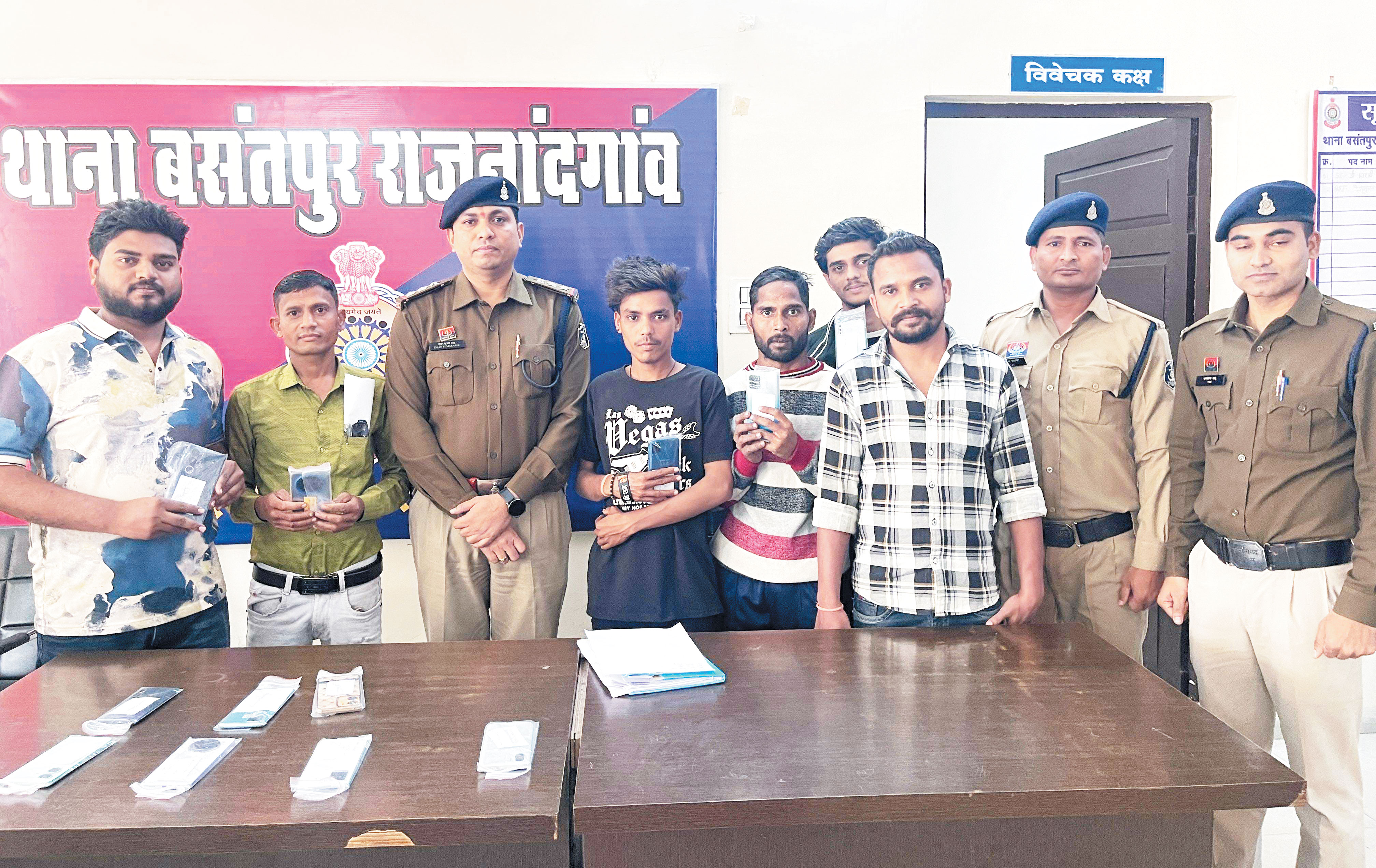 डेढ़ लाख के दर्जनभर गुम मोबाइल लौटाया