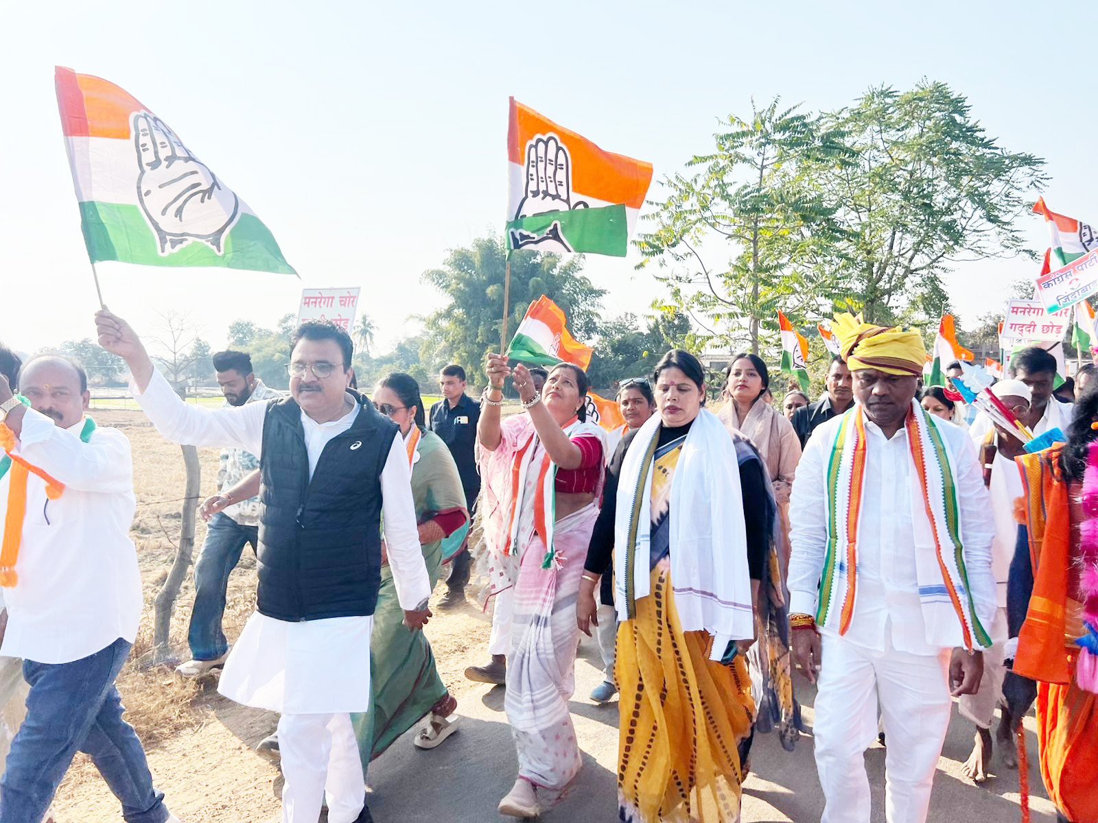 मनरेगा बचाओ संग्राम अभियान- पदयात्रा   में जगह-जगह मनरेगा मजदूरों से चर्चा