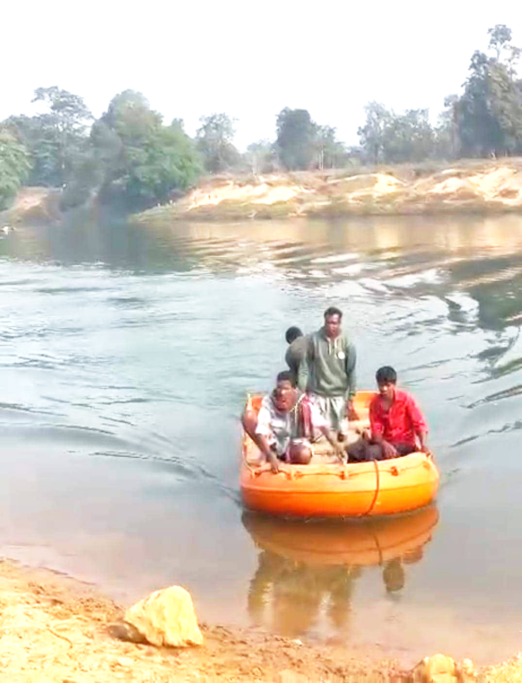 इंद्रावती घाट पर नाव पलटी,  मां-बेटी की लाश मिली, 2 लापता