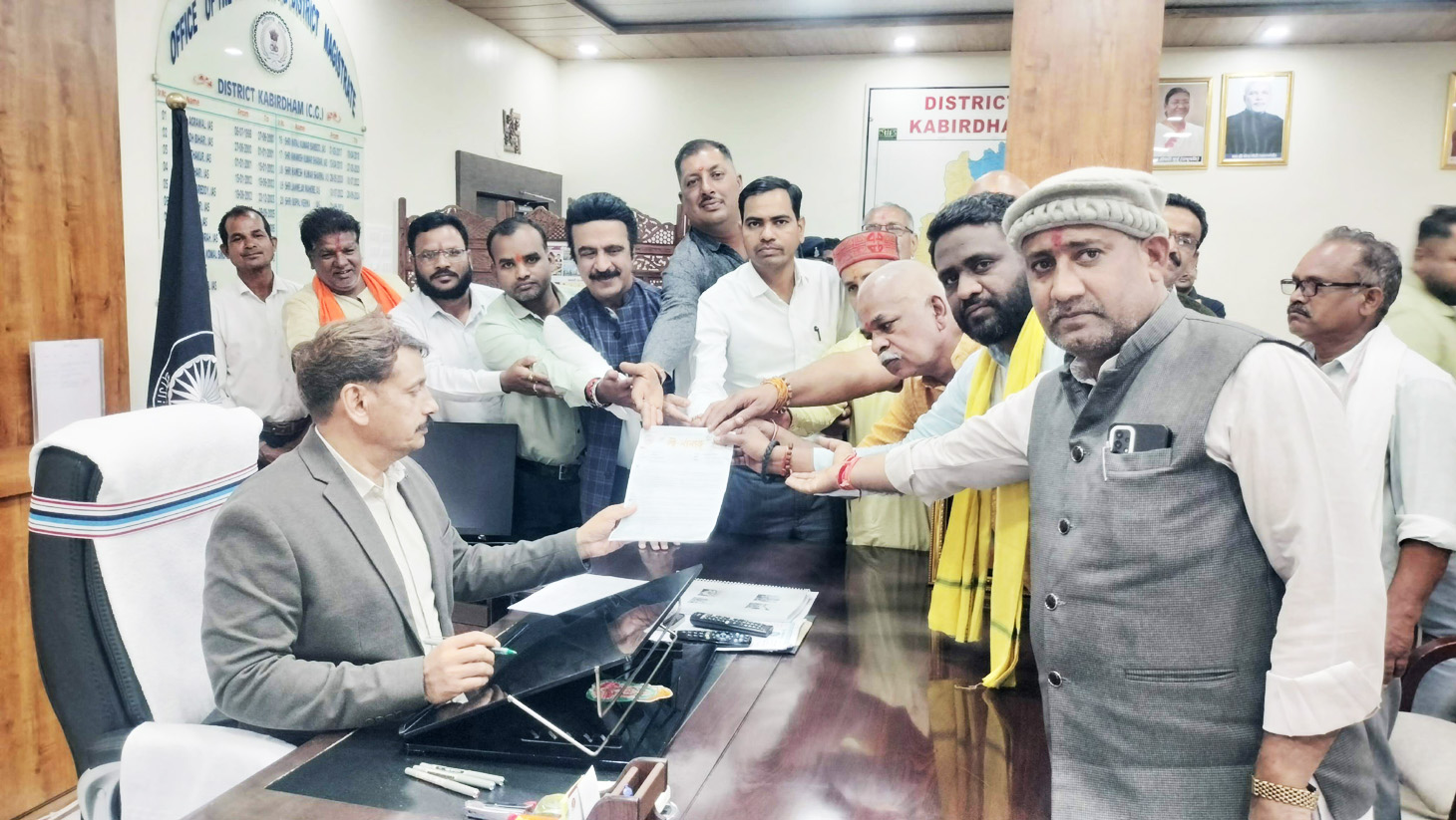  शंकराचार्य के अपमान के विरोध में सडक़ों पर उतरा सनातन समाज, ज्ञापन सौंपा