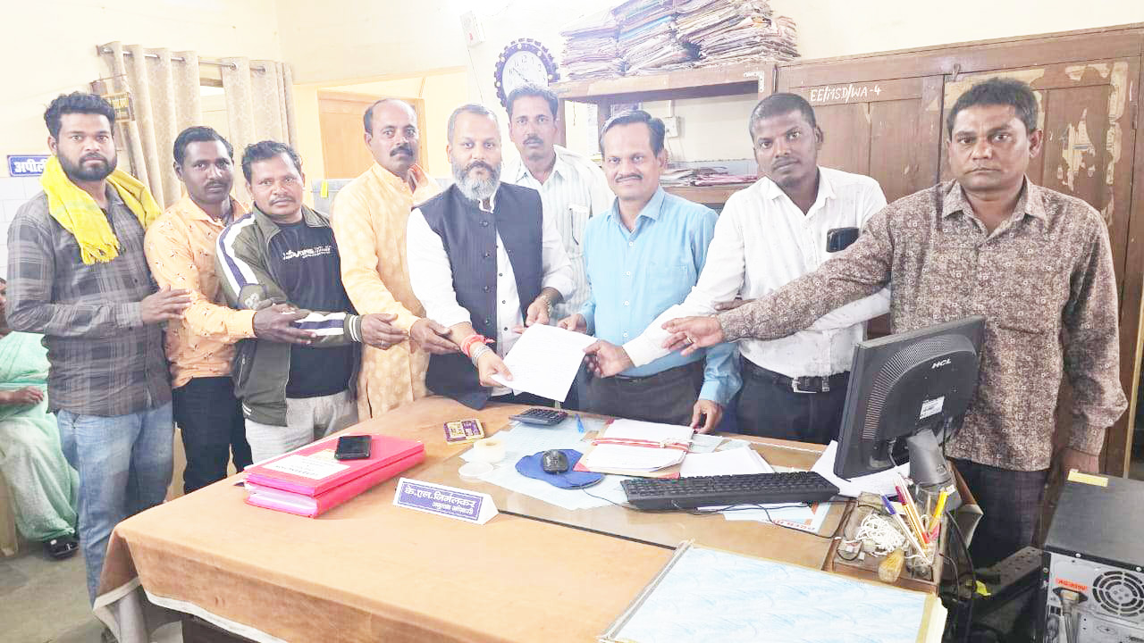  किसानों की समस्या पर बिजली विभाग के डीई से मिले ग्रामीण व कांग्रेस नेता