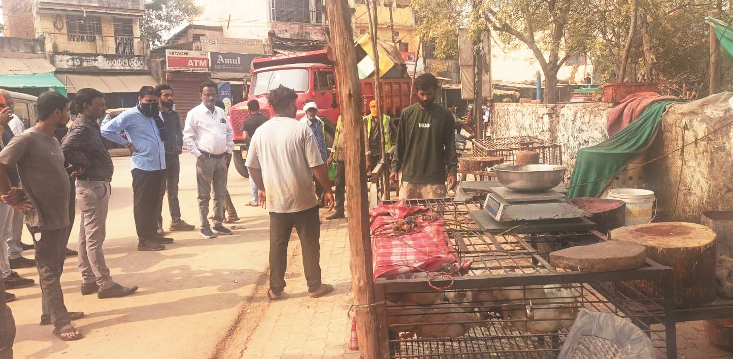 अवैध रूप से संचालित मांस-मटन दुकान को निगम ने किया बेदखल
