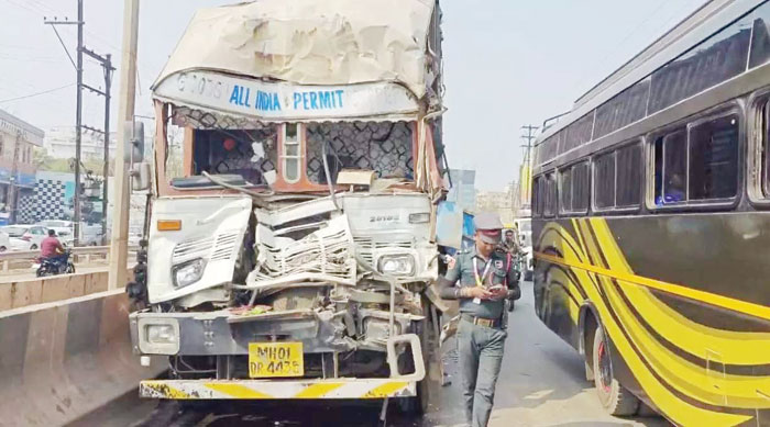 कंटेनर ने डंपर को ठोका