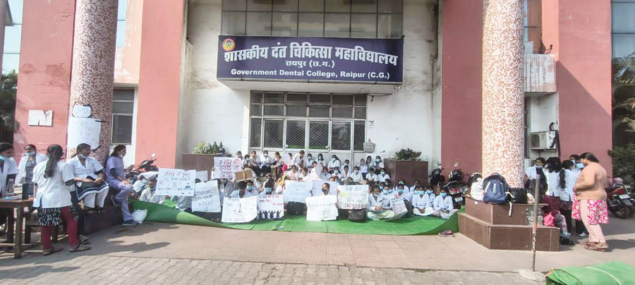 डेंटल छात्रों को हिरासत में ले तूता छोड़ आई पुलिस