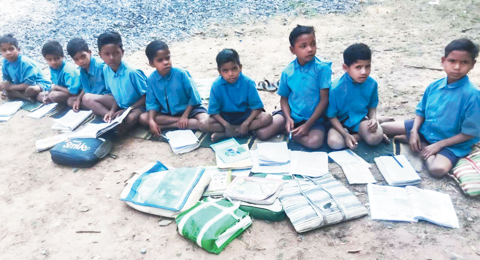  जर्जर स्कूल भवन, 24 बच्चे जमीन पर पढऩे मजबूर