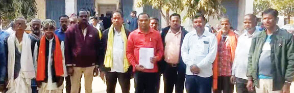 अवैध रेत खुदाई रोकने व अतिक्रमण हटाने सौंपा ज्ञापन