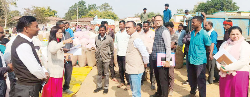 कलेक्टर ने लखनपुर विकासखण्ड का किया दौरा