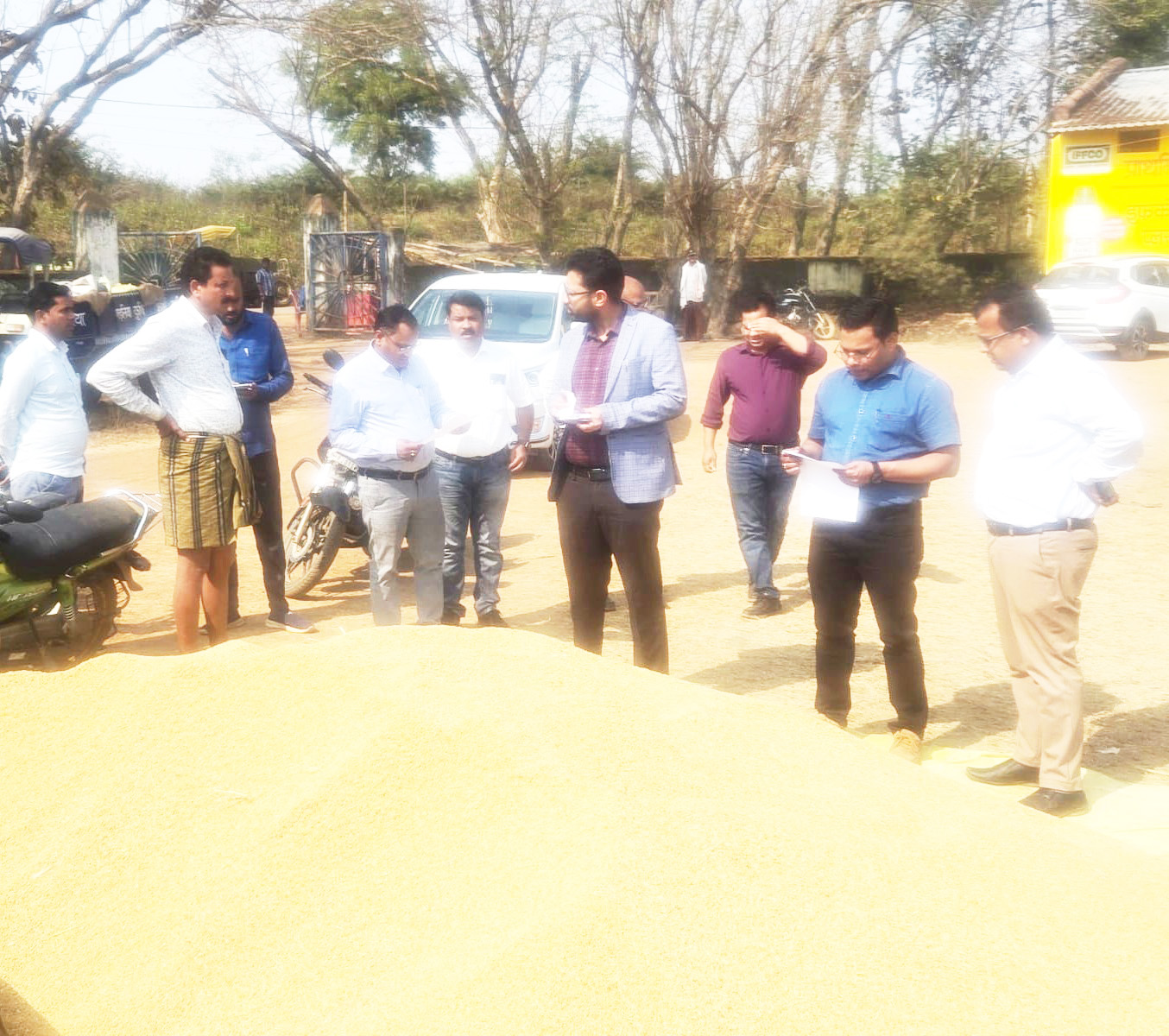 कलेक्टर ने धान खरीदी केंद्र किशनपुर- सिंघनपुर का किया  निरीक्षण
