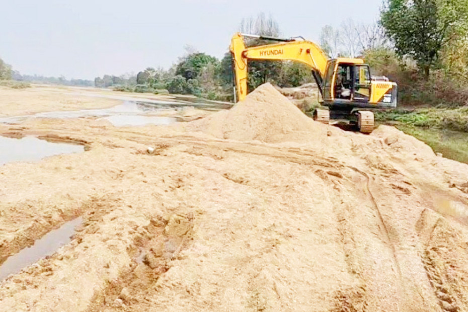 प्रतिबंधित टिंगरौद घाट से हर दिन निकाल रहे रेत