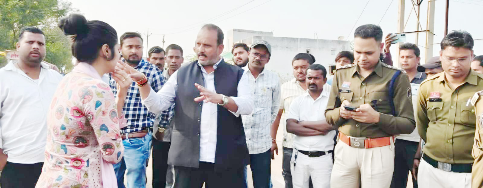 शराब दुकान  के विरोध में ग्रामीणों संग खड़े हुए भाजपा किसान नेता योगेश