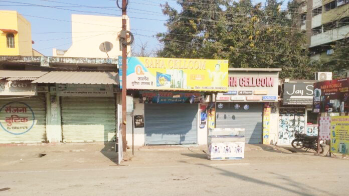 मोबाइल दुकान का ताला तोडक़र लाखों की चोरी