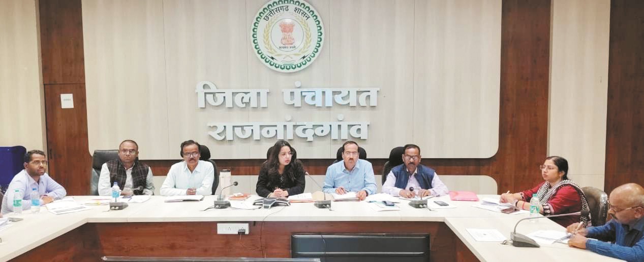 जिपं सीईओ ने की ग्रामीण विकास कार्यों की समीक्षा