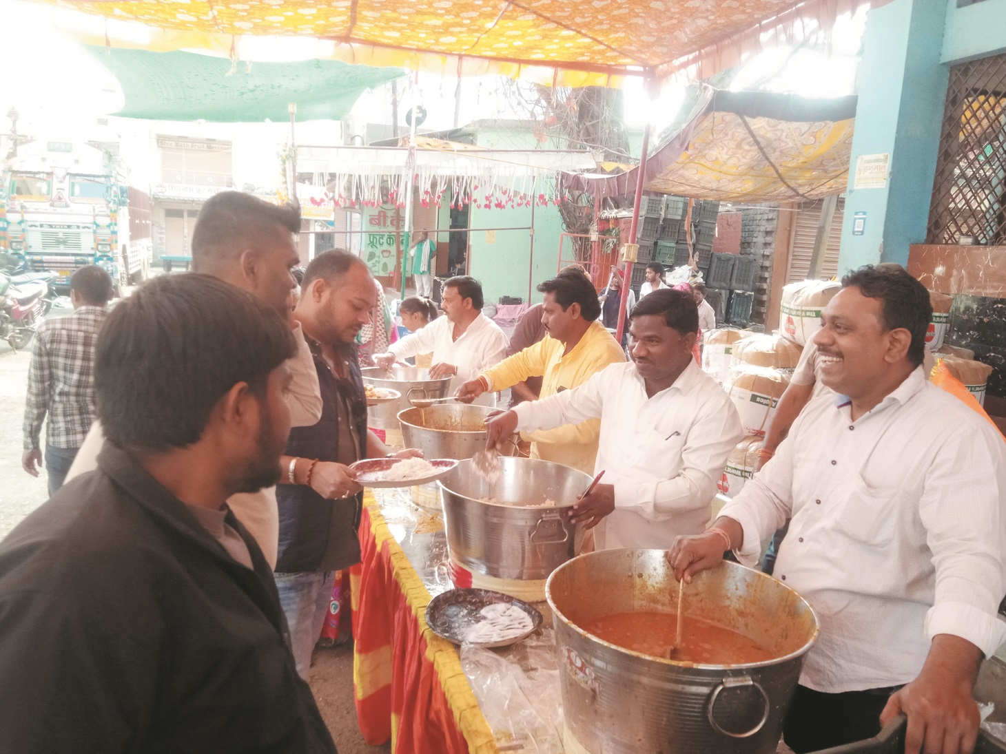 राम मंदिर की वर्षगांठ पर जगह-जगह भंडारा
