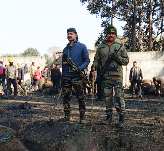 गायत्री खदान के बाहर से सैकड़ों बोरी कोयला जब्त