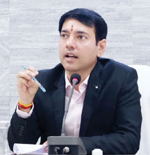 बस्तर जिले के नए कलेक्टर आकाश छिकारा ने संभाला पदभार