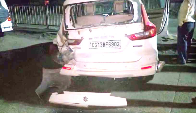 तेज रफ्तार ट्रेलर ने कार  को पीछे से मारी टक्कर