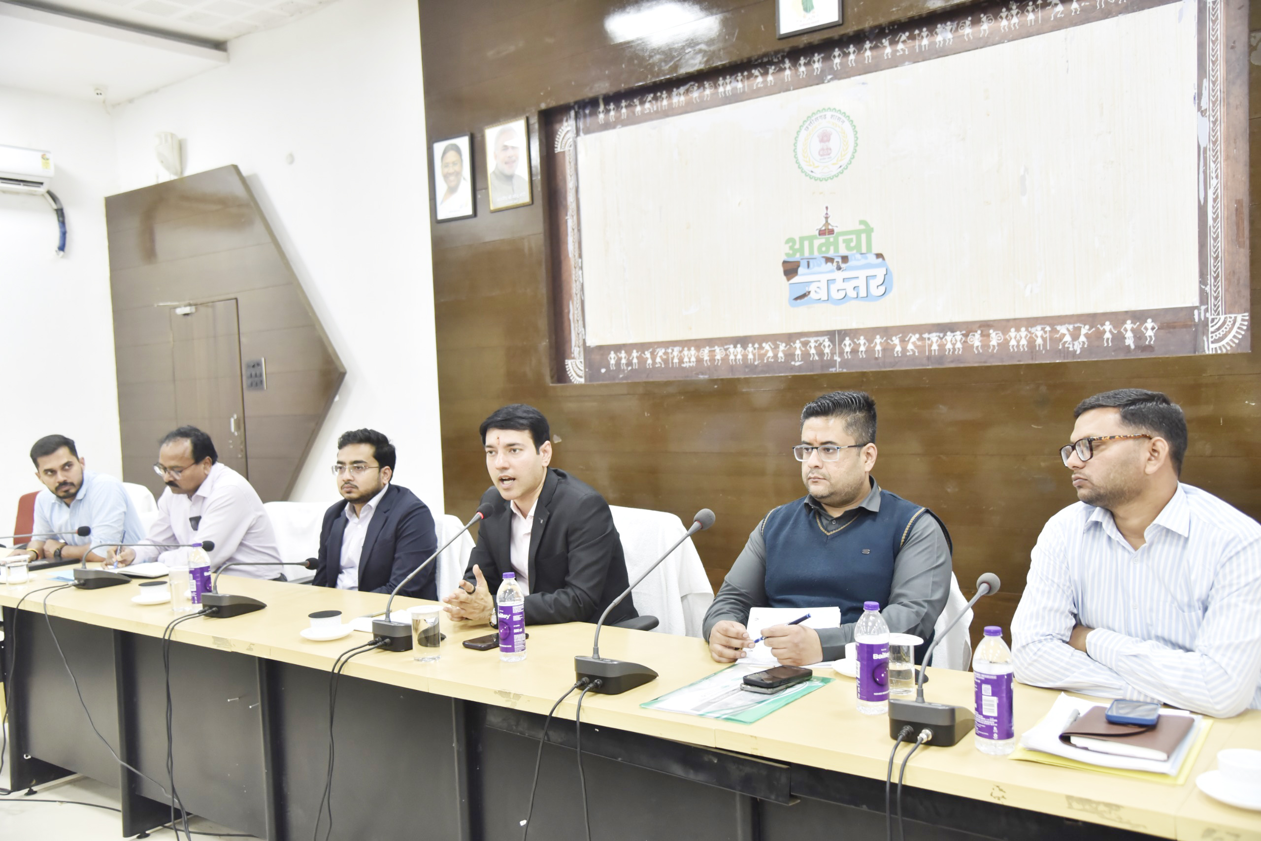 काम में अफसर करें बेहतर प्रदर्शन-कलेक्टर