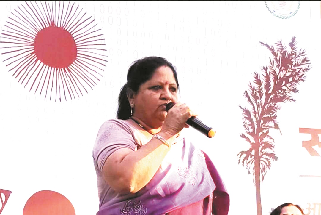 कविता पाठ के लिए आभा आमंत्रित