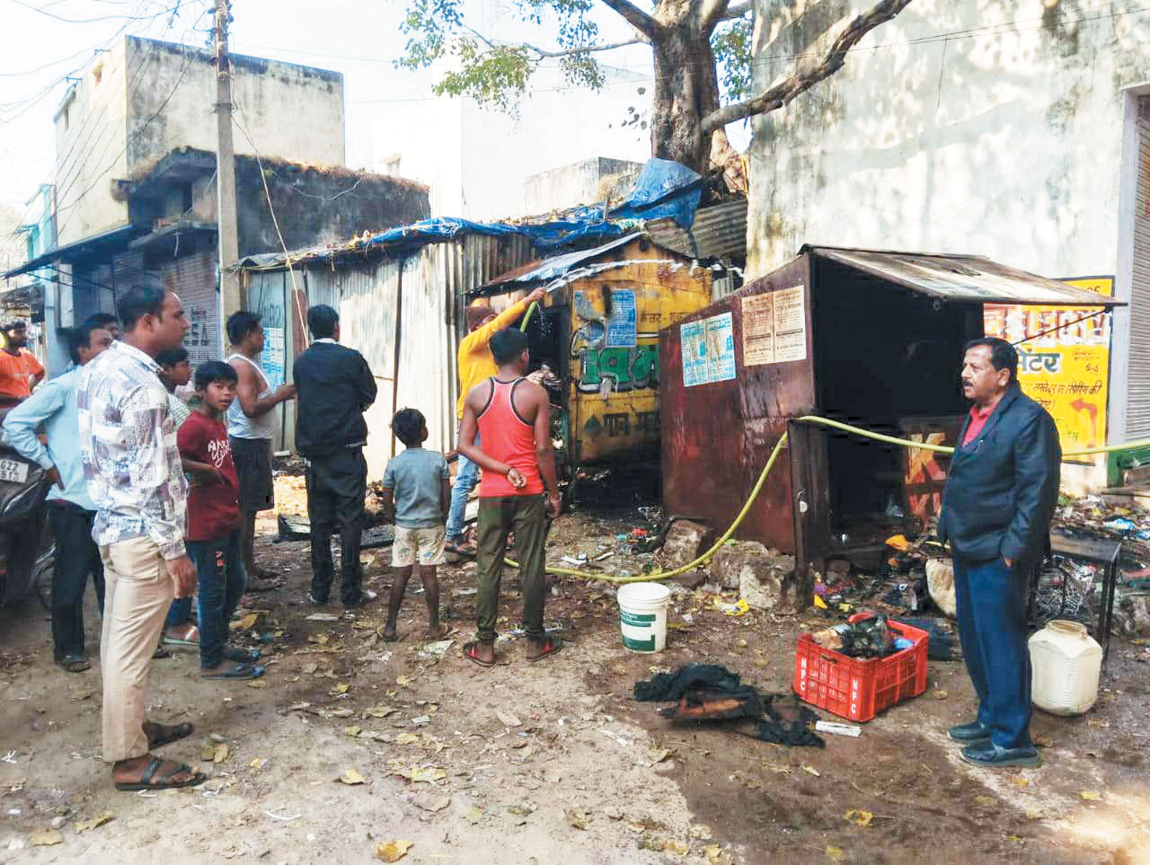 ठेलों में लगी आग, काबू