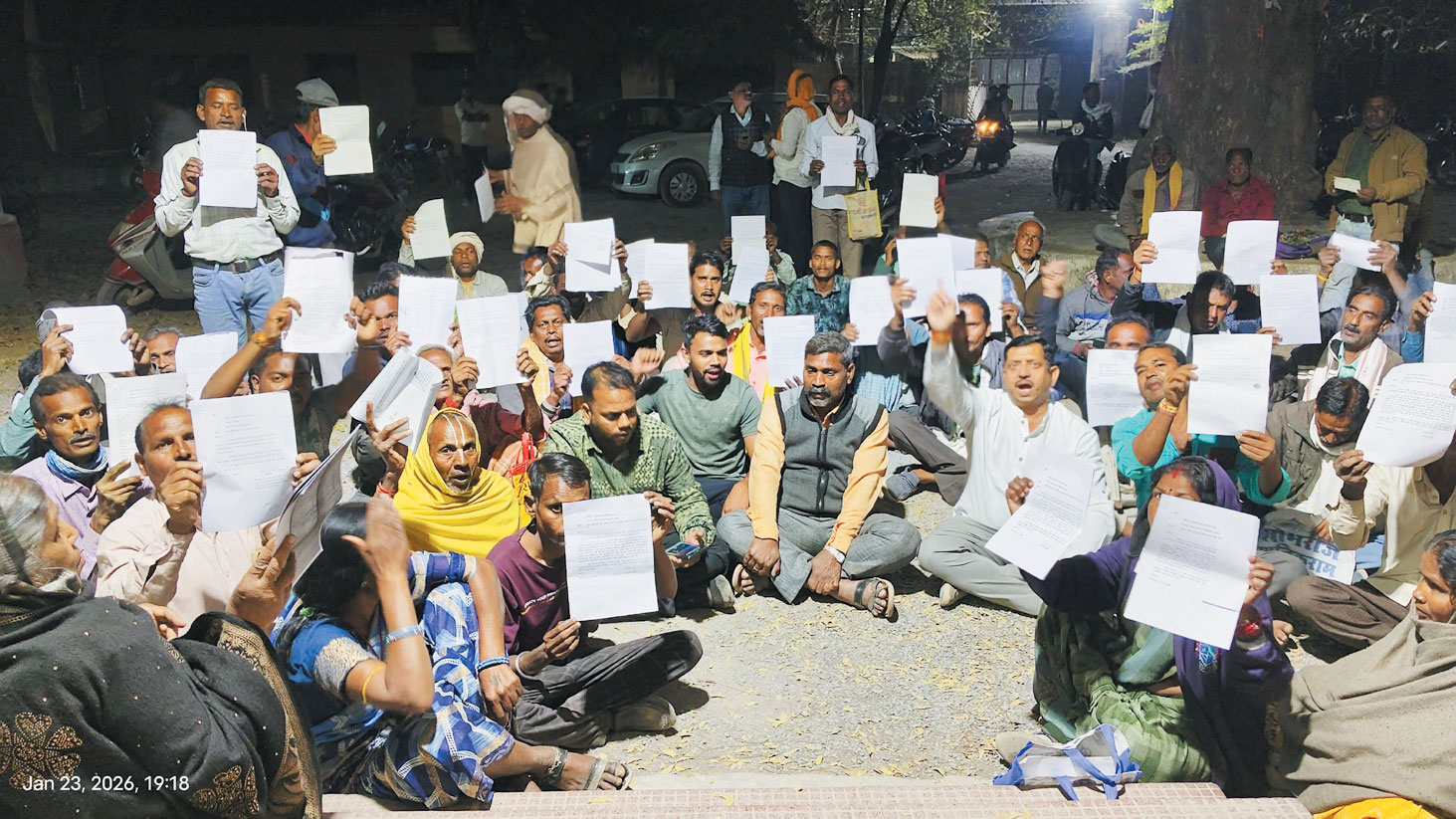 टोकन नहीं कटने से किसानों का धरना