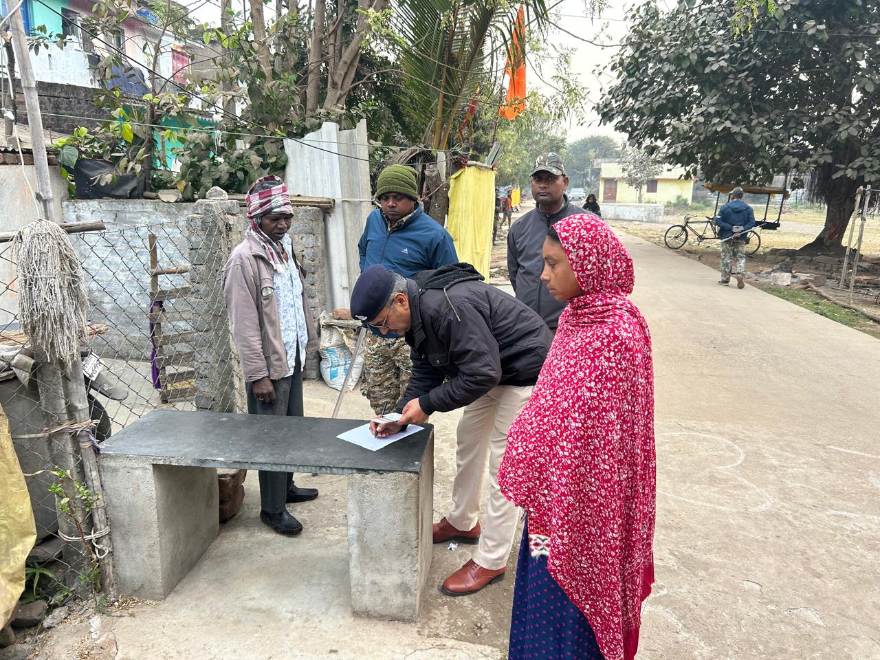 अटल-बॉम्बे आवास व बस्तियों में अफसरों ने टीम सहित की चेकिंग