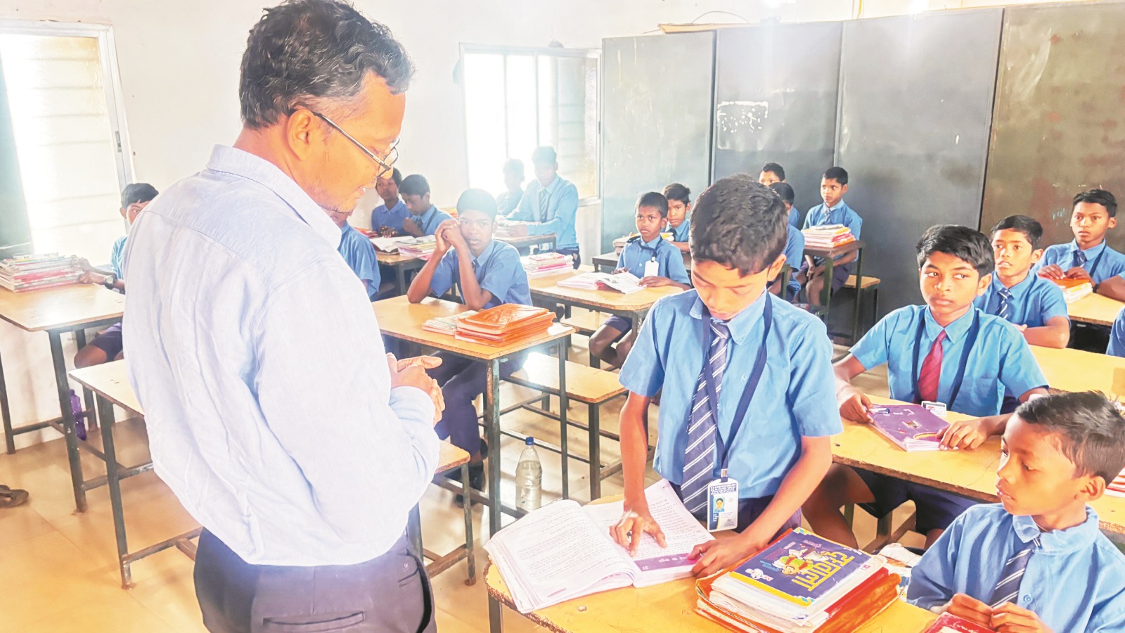 कलेक्टर बने शिक्षक,  बच्चों को दिए सफलता के सूत्र