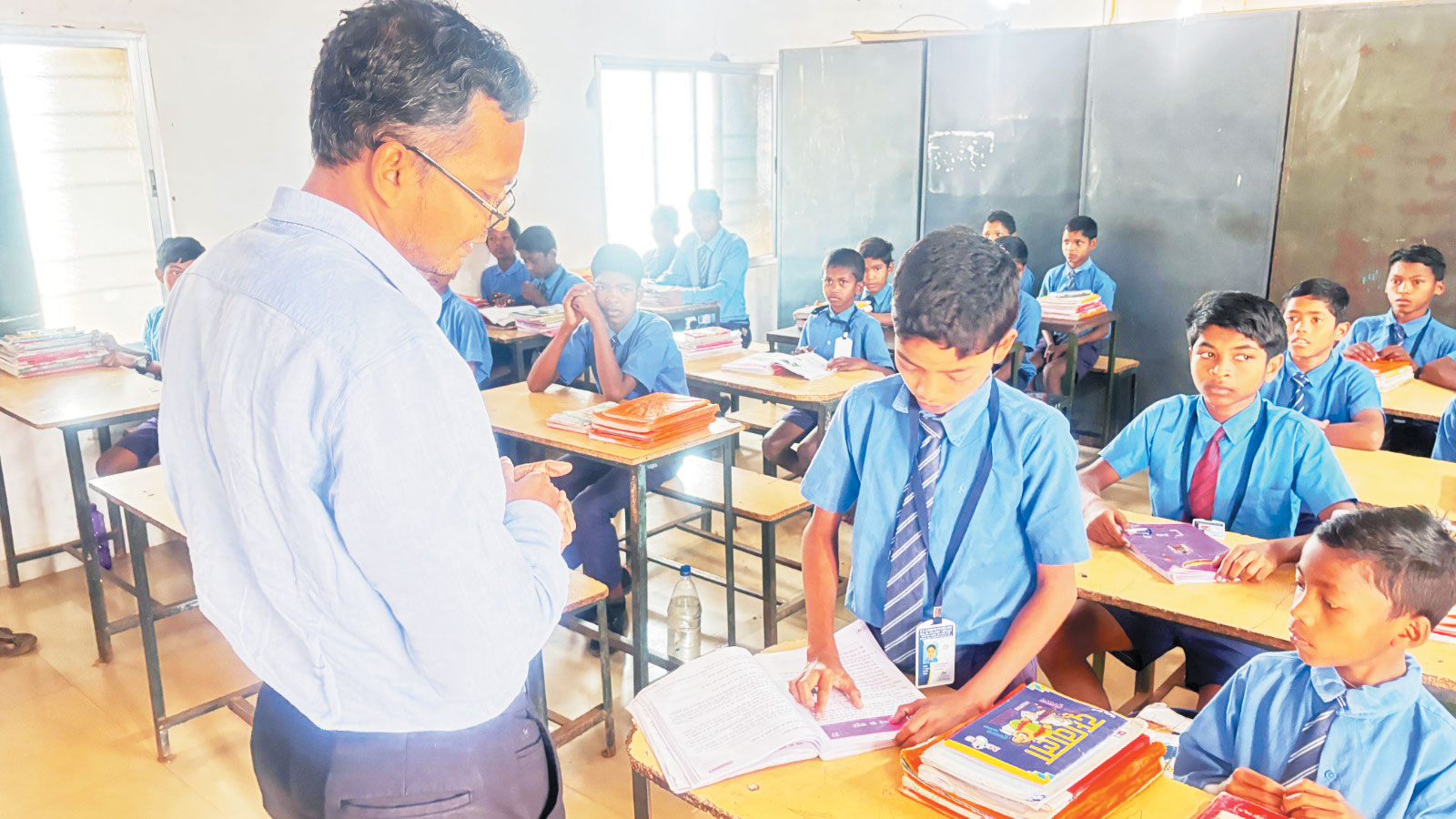 कलेक्टर बने शिक्षक, बच्चों को दिए सफलता के सूत्र