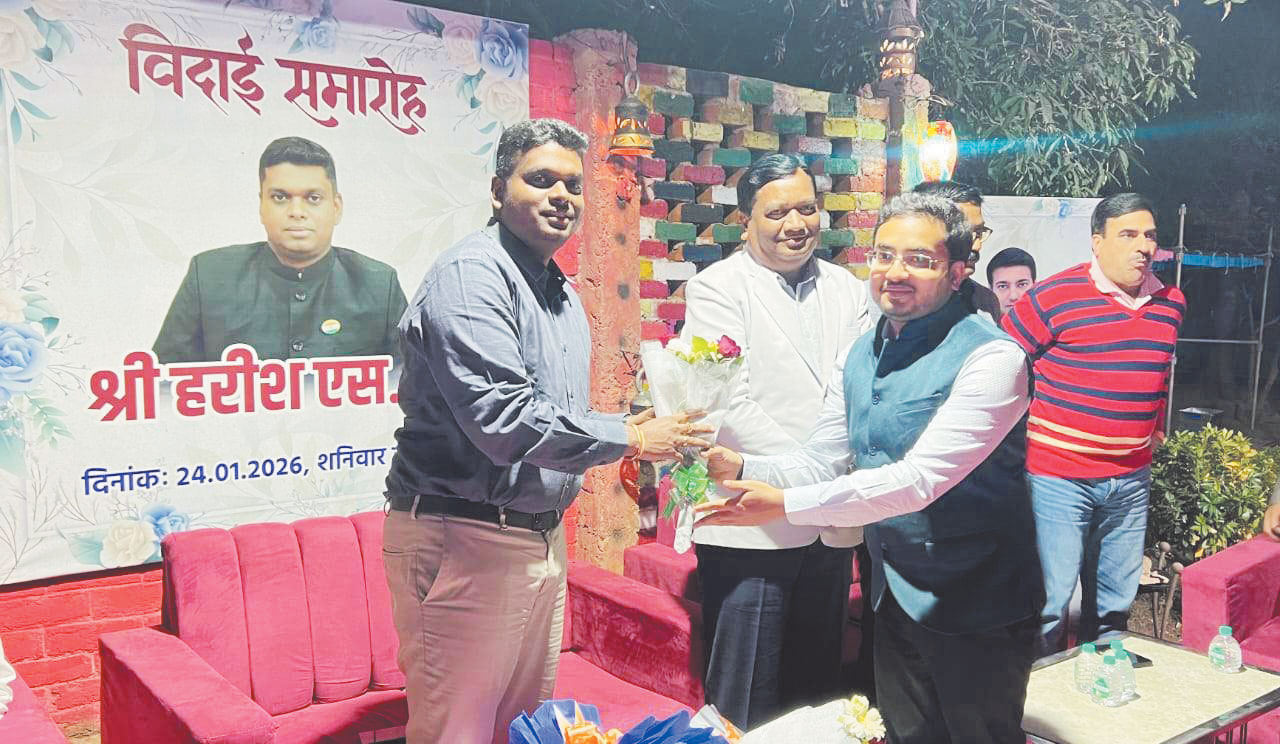 निवर्तमान कलेक्टर हरिस एस को दी विदाई