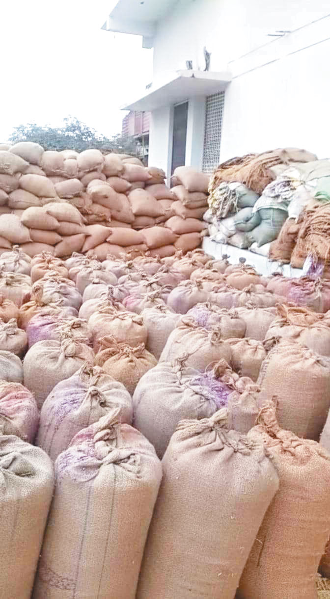 बिना दस्तावेज अनाज भंडारण 4738 बोरी धान और अनाज जब्त