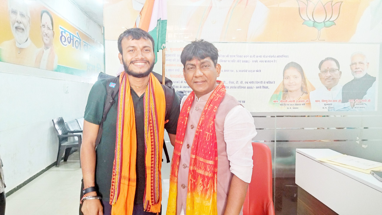 पैदल देश घूमने निकले पल्लव देव ने महासमुंद विधायक से की मुलाकात