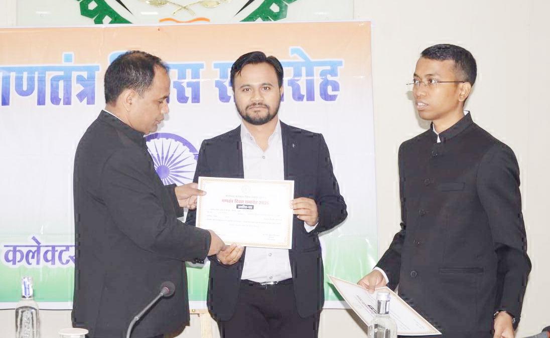 आयुष सिंह उत्कृष्ट इंजीनियर से सम्मानित