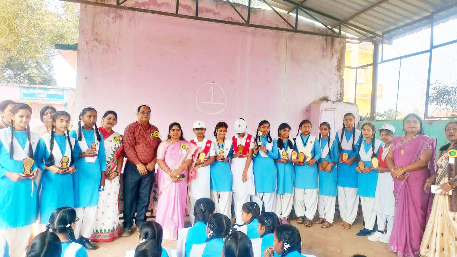 कन्या शाला में देवकी साहू ने किया ध्वजारोहण