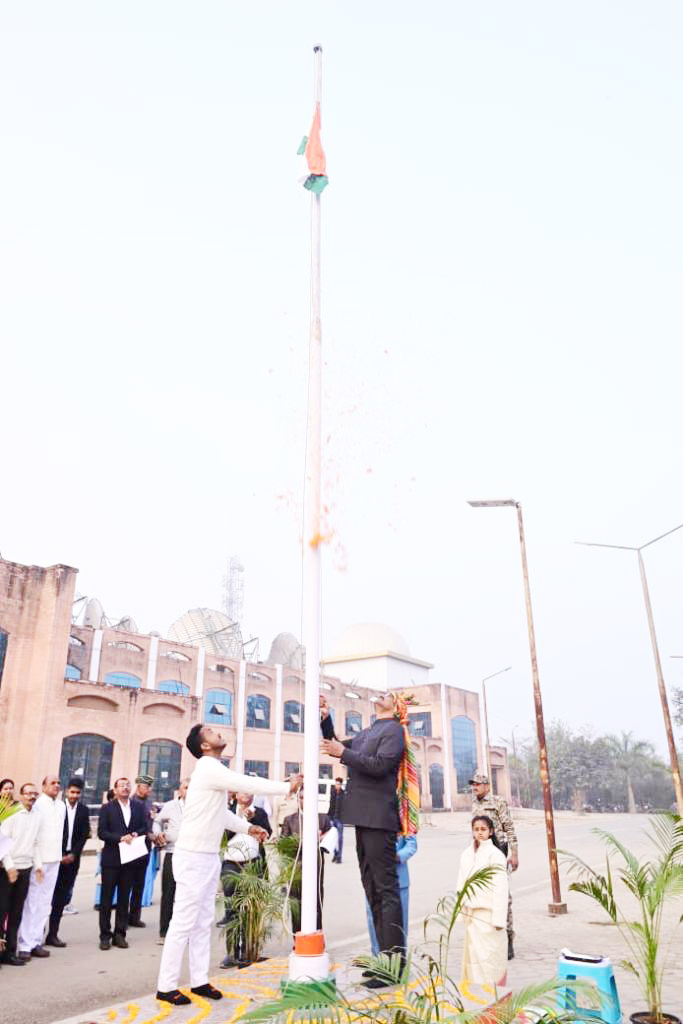 संयुक्त जिला कार्यालय परिसर में कलेक्टर ने किया ध्वजारोहण