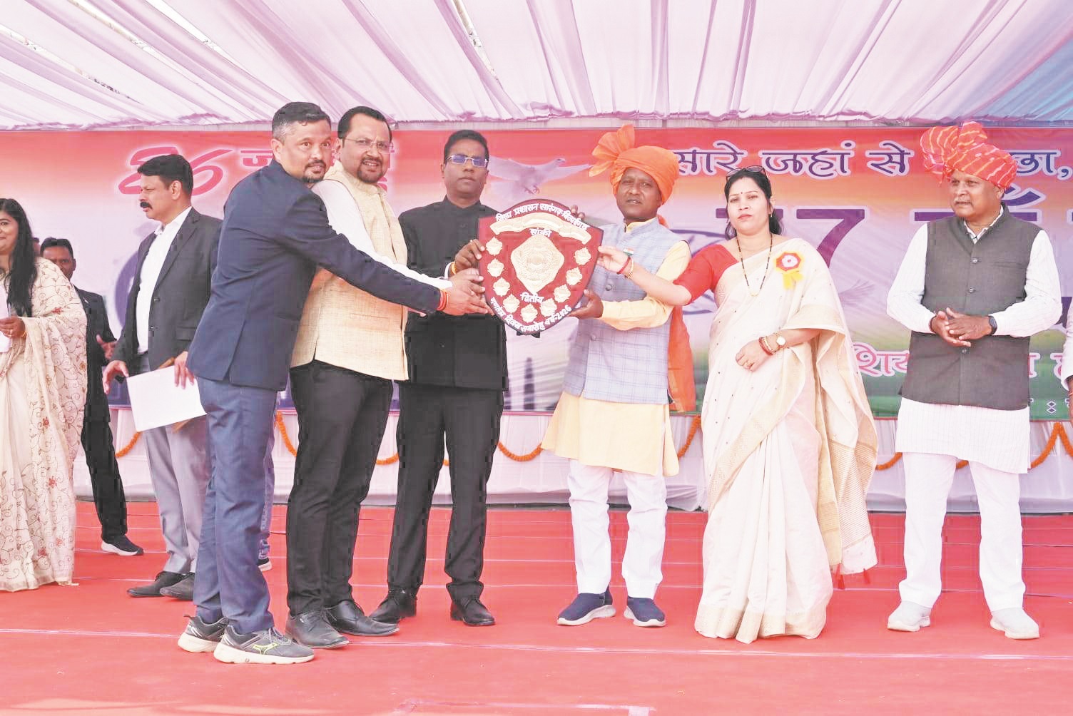 सांसद राठिया ने धवजारोहण कर ली परेड की सलामी