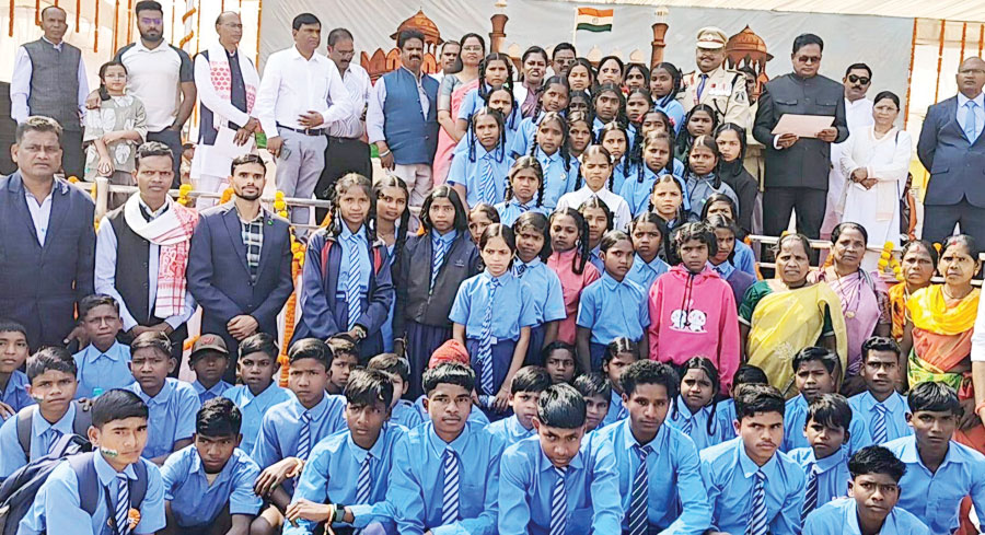 गणतंत्र दिवस कार्यक्रम में कलेक्टर के विशेष आमंत्रण पर मटवाल के विद्यार्थी हुए शामिल