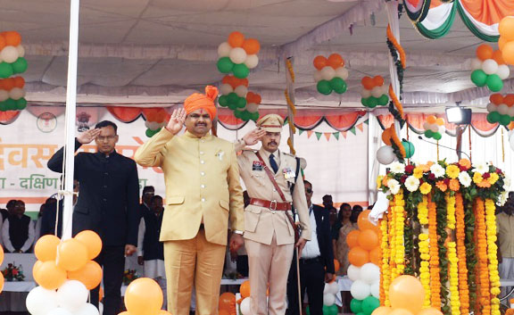 गजेंद्र यादव ने ध्वजारोहण कर परेड की ली सलामी