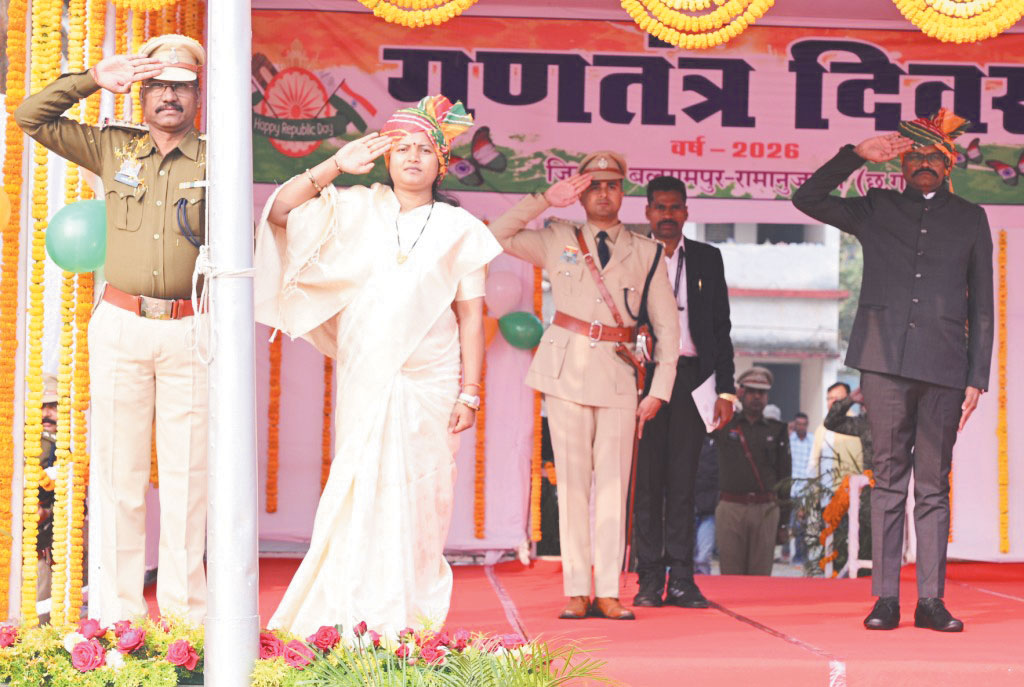 मंत्री लक्ष्मी राजवाड़े ने ध्वजारोहण कर परेड की ली सलामी