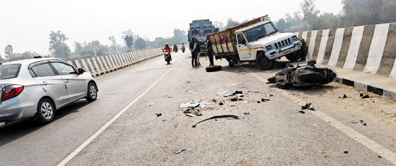 पुल पर पिकअप खराब, कोहरे के कारण टकराईं गाडिय़ां