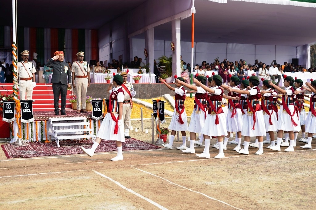 एसईसीएल में सीएमडी ने फहराया तिरंगा, परेड-झांकियों और सांस्कृतिक प्रस्तुतियों ने बांधा समां