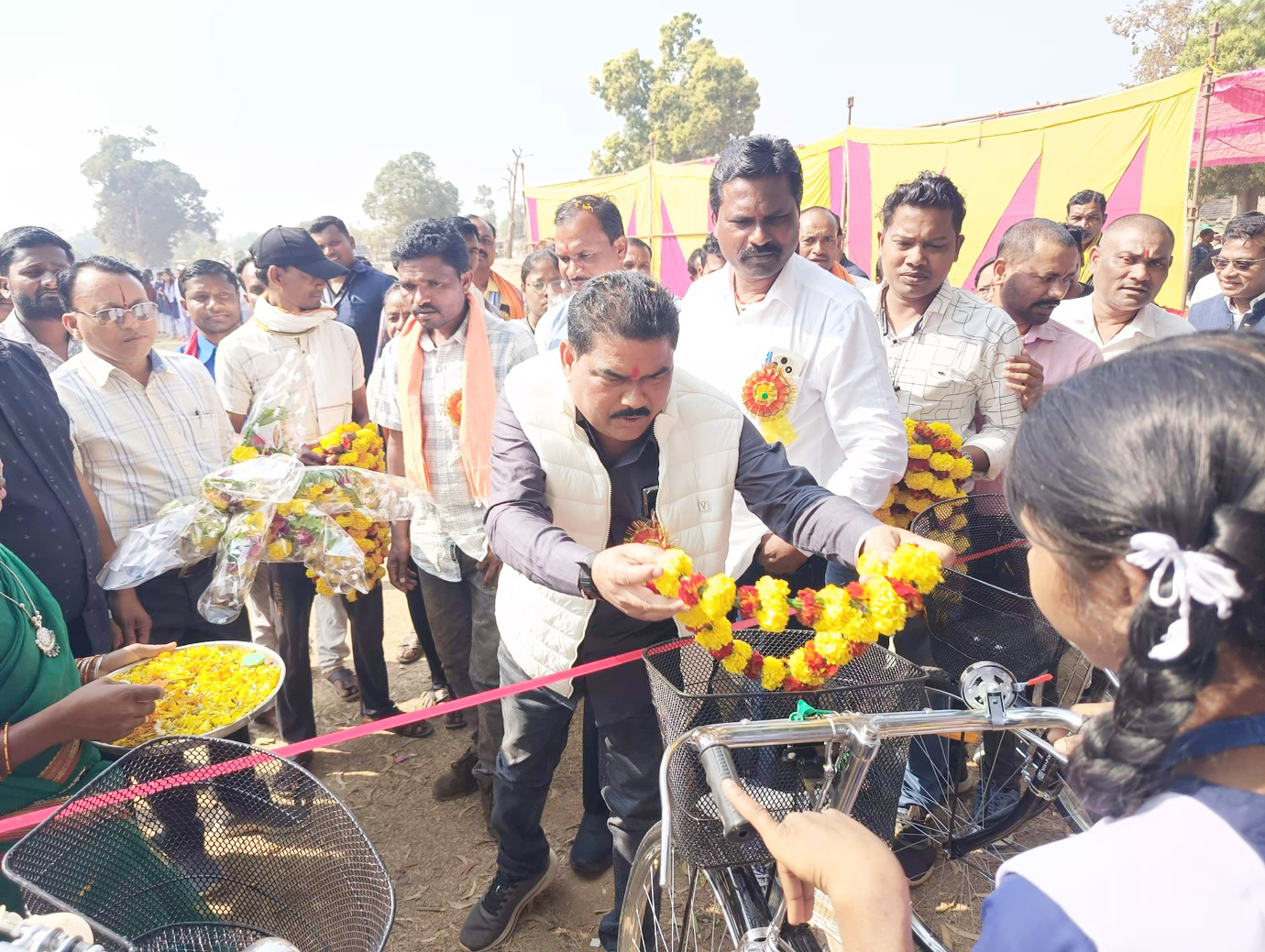 144 छात्राओं को मिली साइकिल