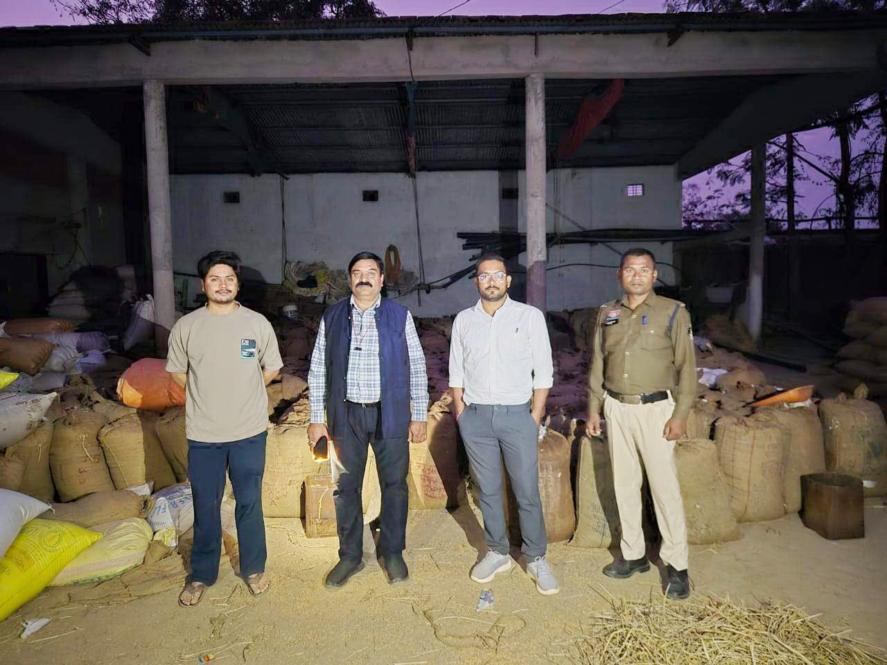 महासमुंद के राजाडेरा में 9 हजार से कट्टा धान अधिक, तेंदुकोना में 1769 कम मिला, सवा 2 हजार कट्टा धान से भरा ट्रक जब्त