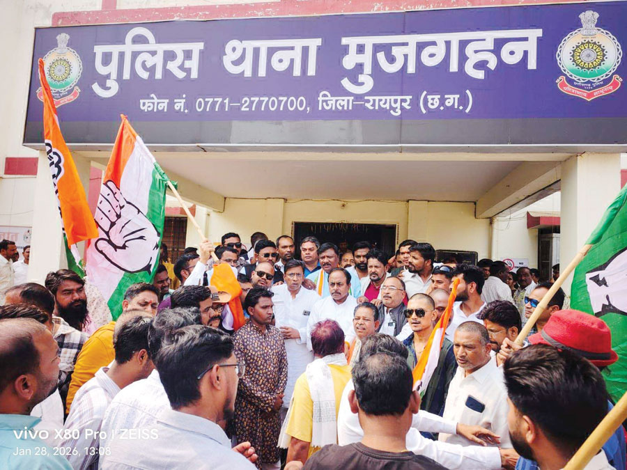 कांग्रेसजनों ने थाना घेरा